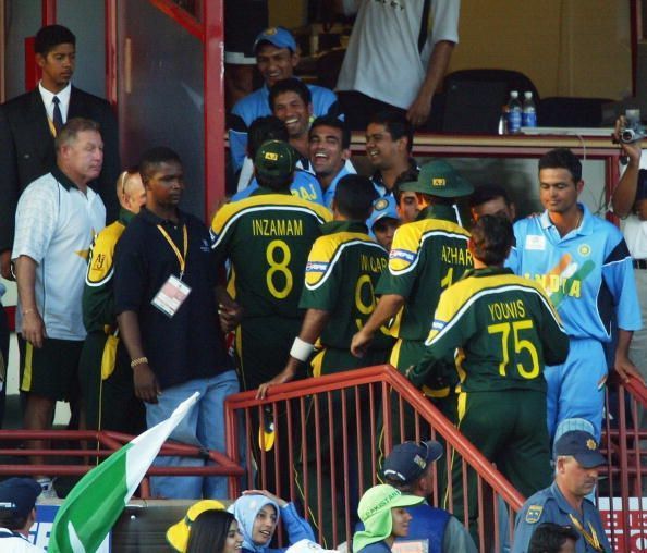Pakistan and Indian players shake hands