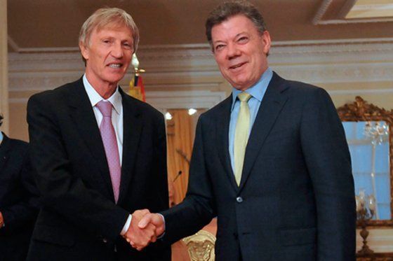 In the aftermath of Colombia&#039;s qualification to the 2014 World Cup, Pekerman (left) received the Colombian citizenship from the country&#039;s president Juan Manuel Santos (right) 