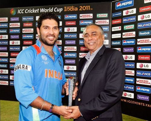 Yuvraj Singh receiving an award