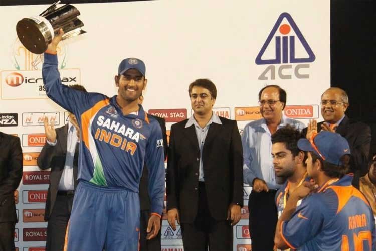 MS Dhoni with the 2010 Asia Cup