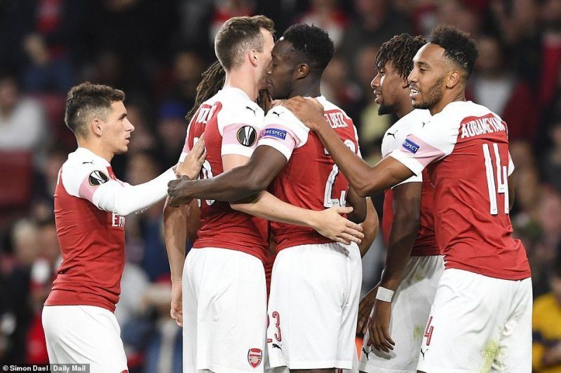 Arsenal Players celebrate Welbeck's goal.