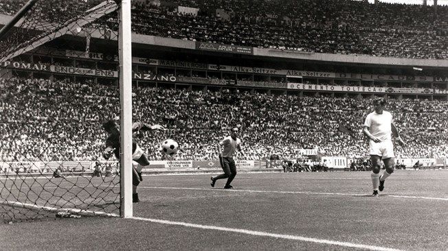 Banks makes his legendary save from Pele&#039;s header at the 1970 World Cup