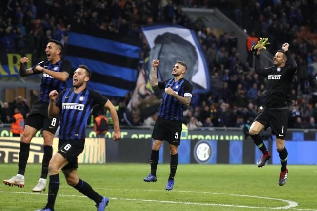Icardi and his teammates celebrate after his stoppage-time winner sealed all three points