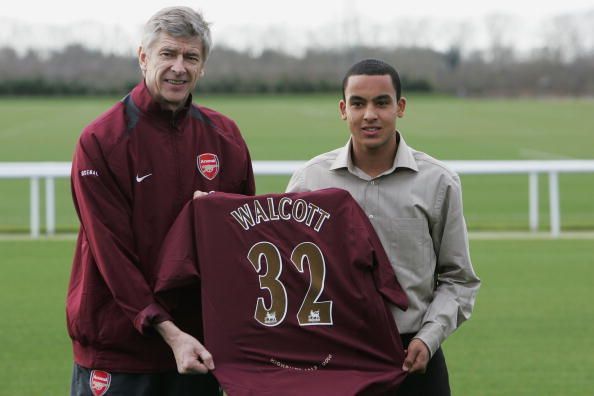Theo Walcott signs for Arsenal