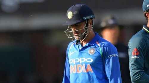 Selectors need to make up their minds about Dhoni