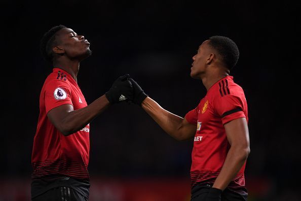 Manchester United beat Everton 2-1 at home