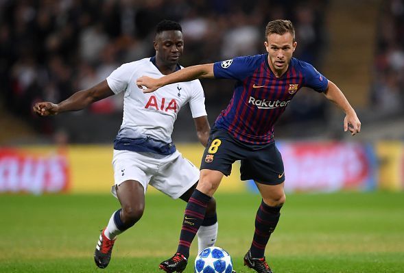 Arthur turns away from Wanyama's press: Barcelona vs Tottenham