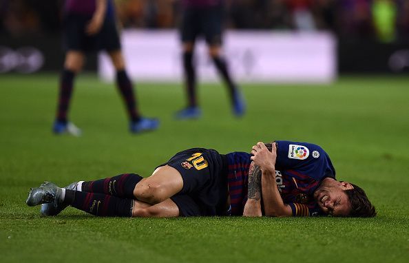 Messi went down after landing badly on his right arm: Sevilla vs Barcelona