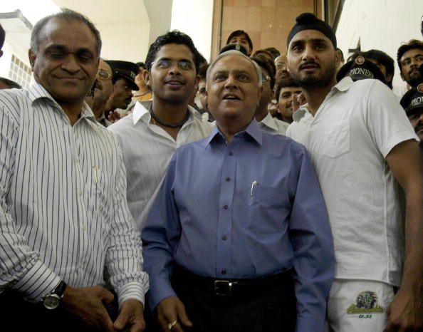 Sudhir Nanavati flanked by Sreesanth and Harbhajan at the hearing