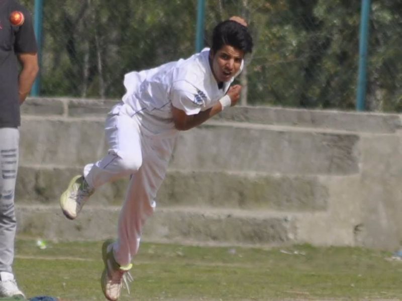 Rasikh Salam gearing to bowl