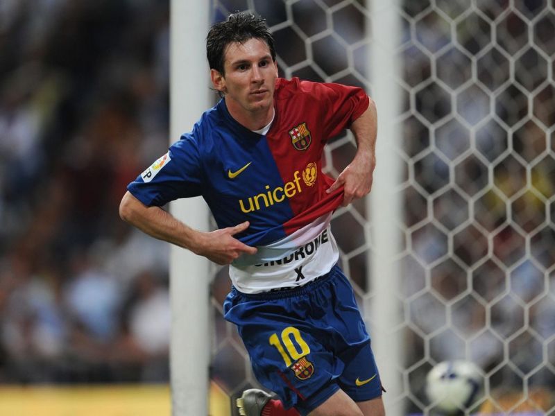 Leo Messi about to celebrate his goal: Barcelona vs Real Madrid, 2009