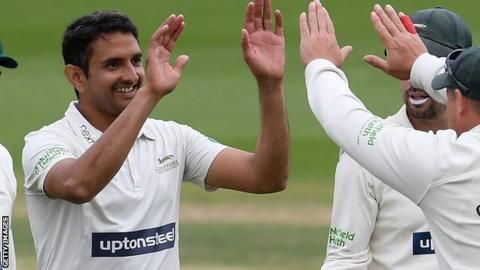 Mohammad Abbas in action for Leicestershire