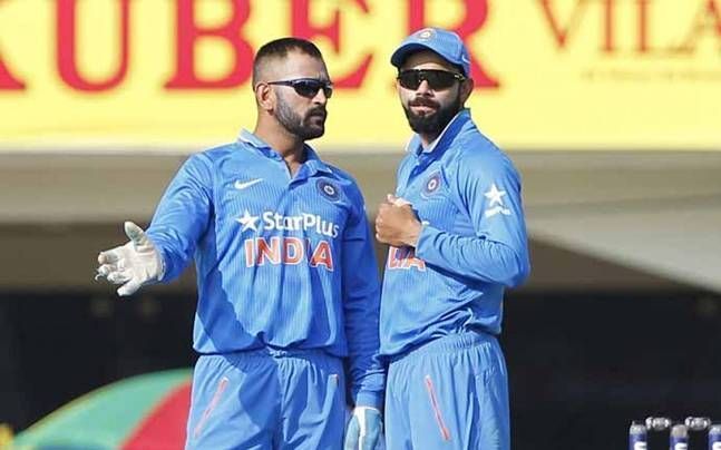 sharing his idea to Kohli in the Middle