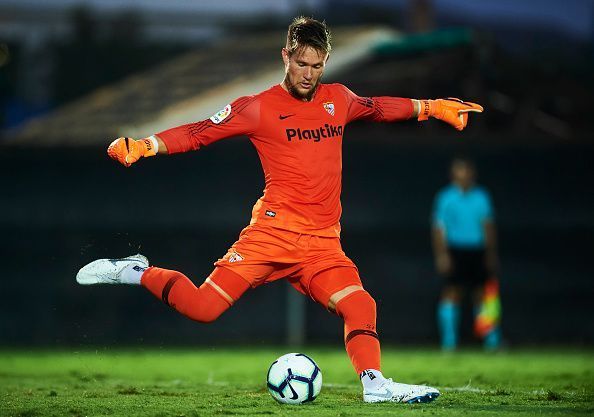 Sevilla goalkeeper Tom&Atilde;&iexcl;&Aring;&iexcl; Vacl&Atilde;&shy;k