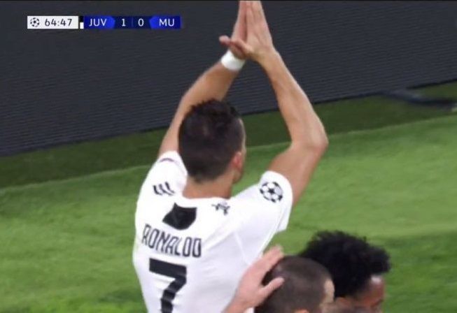 Ronaldo apologizing to United fans after his goal celebration