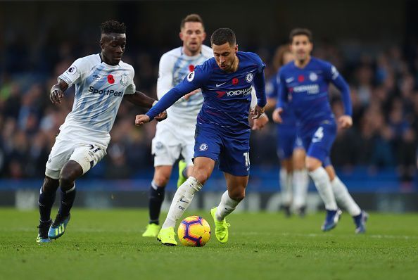 Hazard in possession of the ball during Chelsea&#039;s goalless draw against Everton