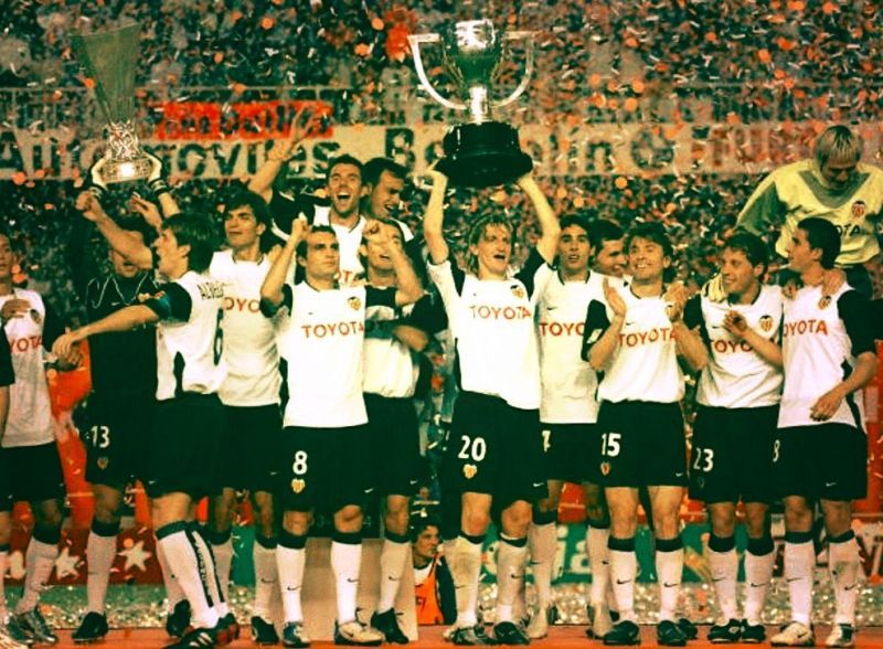 Valencia FC players with the League title and UEFA Cup 2003-04