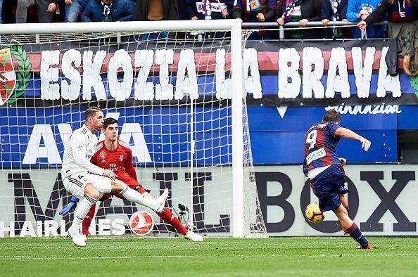 Eibar forward Sergi Enrich strikes at goal versus Real Madrid