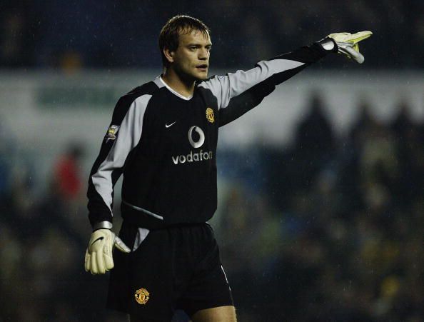 Roy Carroll of Manchester United signals to a teammate