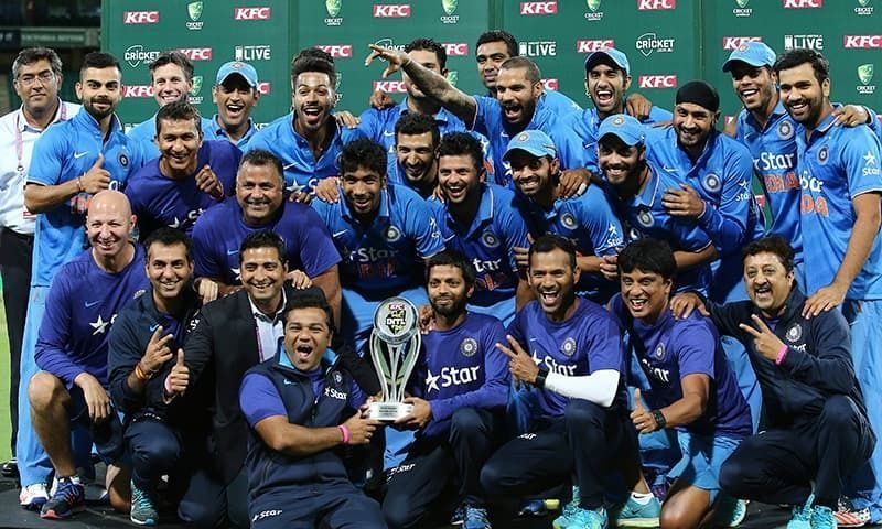 Indian cricket team with the T20I series Trophy - India tour of Australia 2015-16