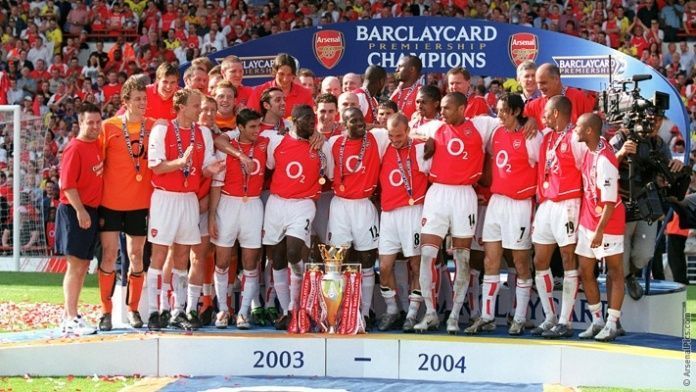 Arsenal squad with the winner&#039;s medal and trophy