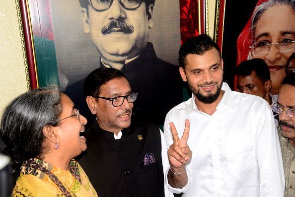 Mashrafe Bin Mortaza (C) collects a nomination form from Awami Leagues Dhanmondi office