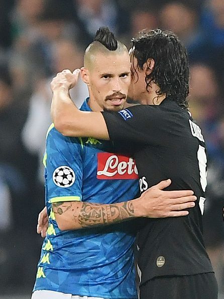 Marek Hamsik engages in a gesture with PSG&#039;s Edinson Cavani