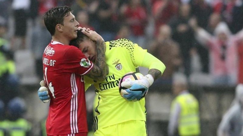 Lindelof and Ederson. (Image: Lu&Atilde;&shy;s Manuel Neves)