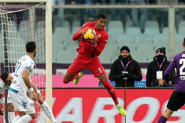 Lafont playing against Empoli in a Serie A match