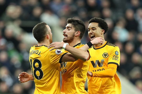 Ruben Neves (centre)