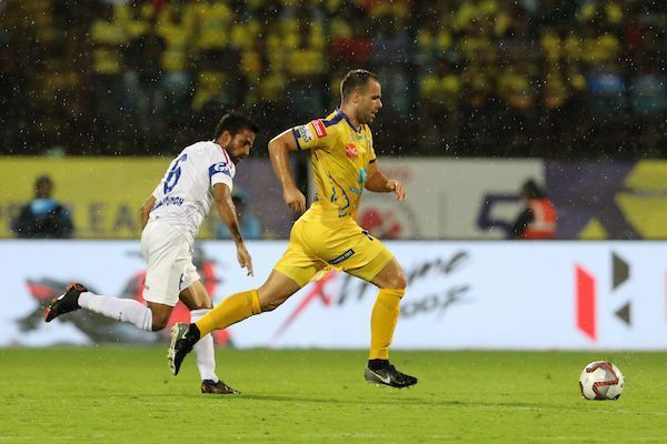 Matej Poplatnik of Kerala Blasters FC and Bikramjit Singh of Delhi Dynamos FC in action during match 13 of the Hero Indian Super League 2018 ( ISL )