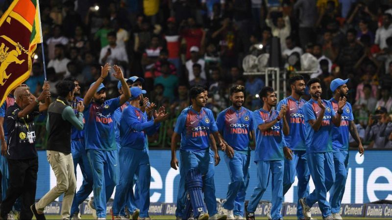 Team India appreciating Sri Lankan crowd for their support in the final