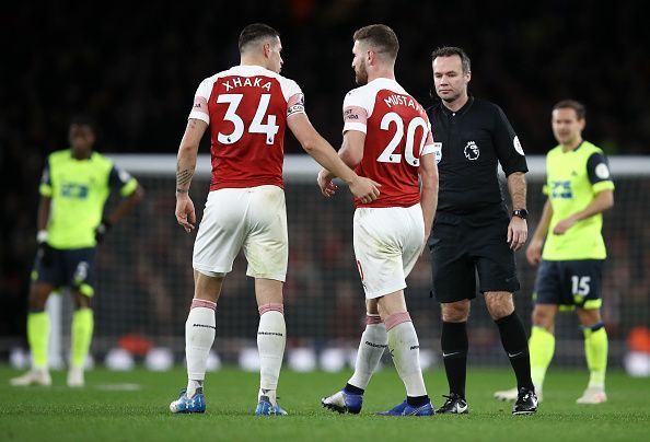 Shkodran Mustafi walks off injured after injuring his hamstring in Arsenal&#039;s win over Huddersfield