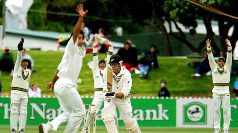 Shoaib Akhtar traps Stephen Fleming lbw