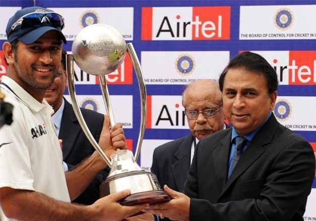 MS Dhoni (L) and Sunil Gavaskar