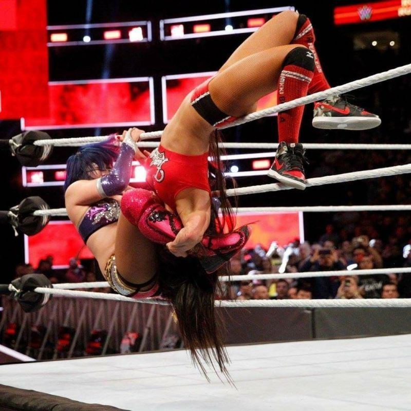 Asuka last eliminates Nikki Bella to win the women&#039;s 2018 Royal Rumble