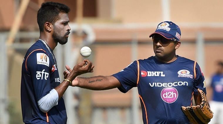 Mahela Jayawardene (R) in conversation with Hardik Pandya.