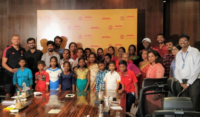 The Teach for India students and Manchester United players pose for a picture.