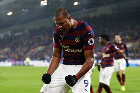 Newcastle United forward Salom&Atilde;&sup3;n Rond&Atilde;&sup3;n celebrates his goal Saturday versus Huddersfield Town