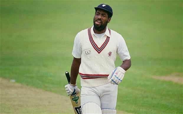 viv richards on way to pavilion dismissed by hirwani&#039;s googly