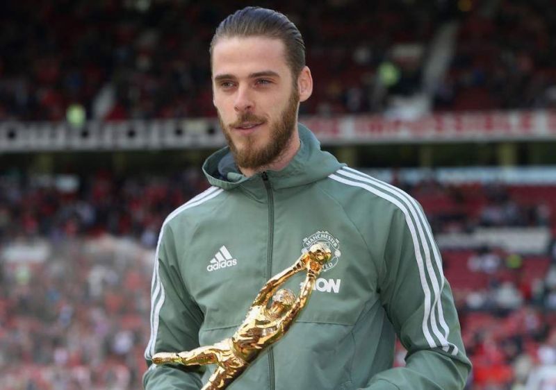 David De Gea possing with his golden glove trophy