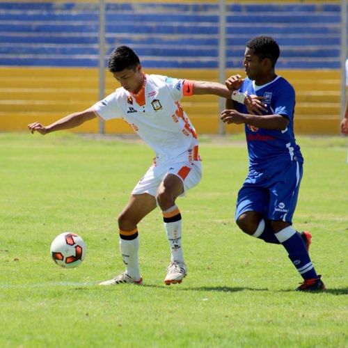 Gu Rum Choi (white) in a friendly match Ayacucho FC vs. Alianza AtlÃ©tico.