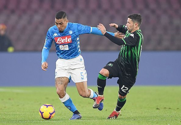 Allan playing for Napoli in a Coppa Italia match.