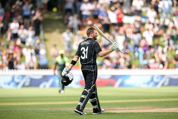 New Zealand v Pakistan: 5th ODI: Martin Guptill acknowledges the crowd&#039;s appreciation