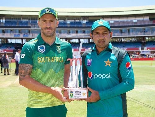 Faf du Plessis and Sarfaraz Ahmed pose with the ODI trophy<p>