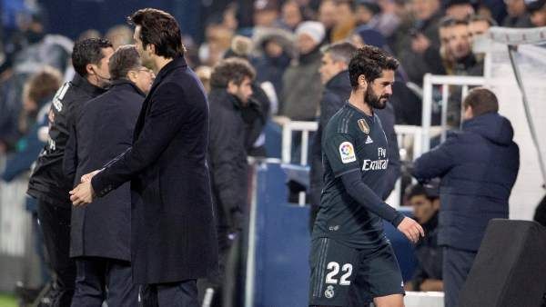 Visibly Frustrated Isco walks off to the bench
