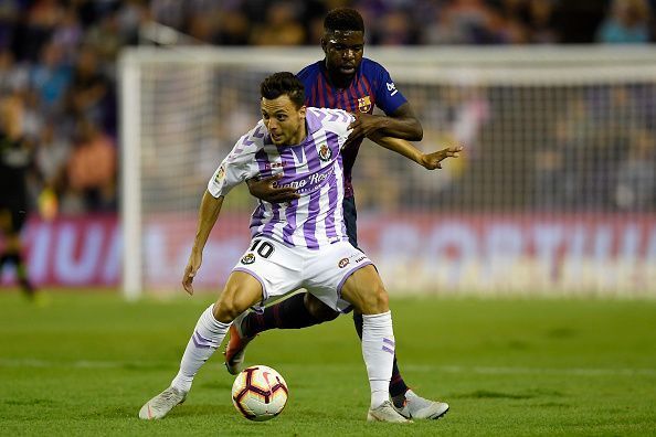 Umtiti tackles Oscar Plano during the Real Valladolid - Barcelona match