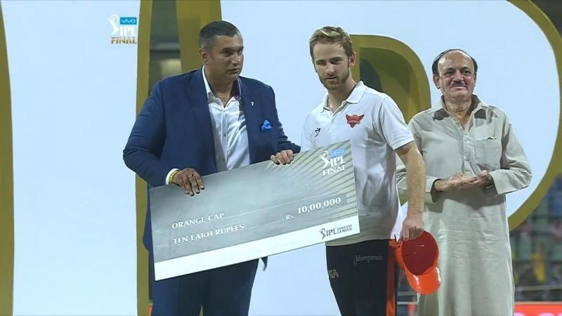 Kane Williamson receiving the Orange Cup for 2018 IPL