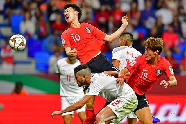 Lee Jae-sung tries to head the ball 