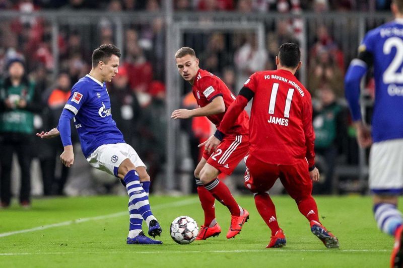 Yevhen Konoplyanka battles for the ball with the Bayern players